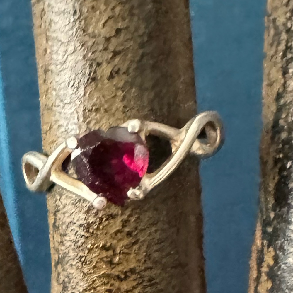 Ladies, silver and heart-shaped garnet ring size 4 1/2